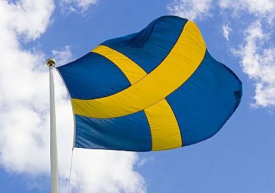 Svensk flagga blåser i vinden